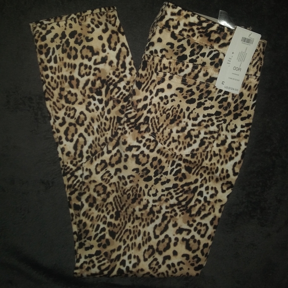🆕Chico's | So Slimming Girlfriend Ankle Jean Animal Print Size 2 - Picture 6 of 11